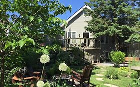 2 Moon Cottage
